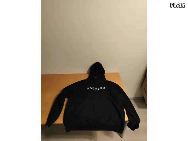 Myydään Kuumaa bändin huppari