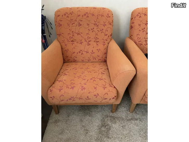 Myydään 2 lepotuolia ja seinäkaappi