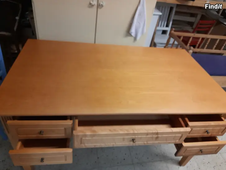Säljes Skrivbord massivt trä