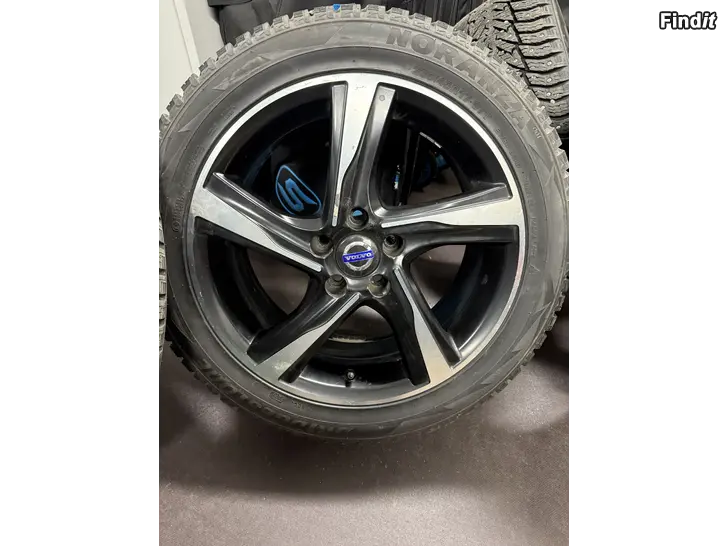 Myydään Myydään Volvon 17 talvirenkaat 235/45R17 vanteineen