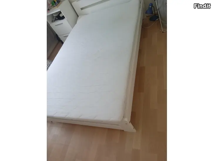 Myydään Säljes en 120 cm x 200cm säng + 2 madrasser