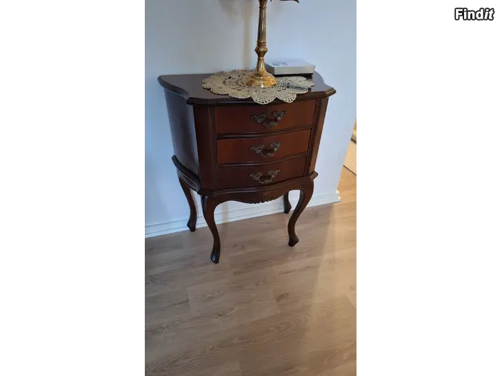 Säljes Liten rokokobyrå