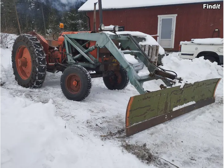 Säljes Nuffield Universal kuormaajalla/Vaihto