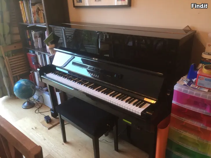 Säljes Yamaha-piano, jossa on äänetön soittokytkin ja digitointilaite