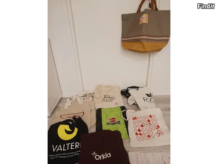 Myydään 12kpl kasseja erilaisia