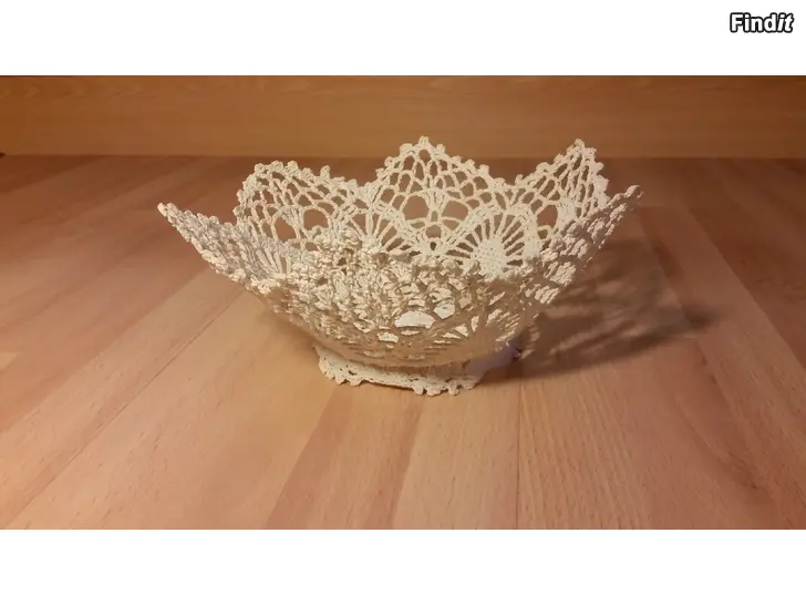 Myydään Virkattu pitsikori tärkätty valkoinen 5e