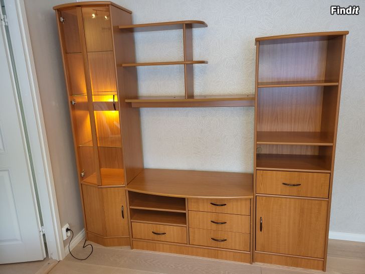 Säljes Hylla med vitrinskåp och TV bord