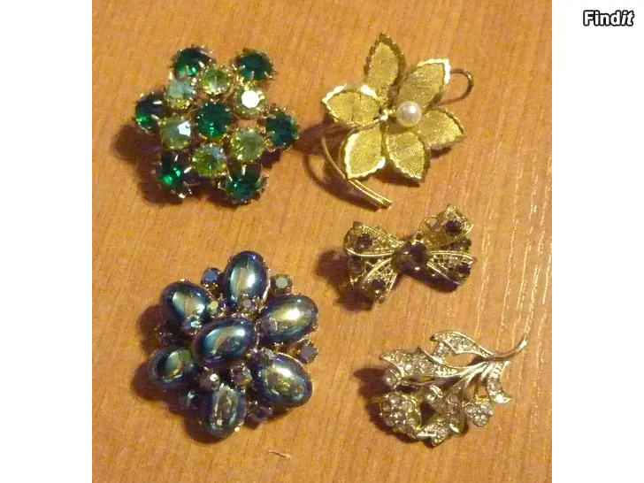 Myydään Vintage rintakoruja MUUTAMA VARATTU