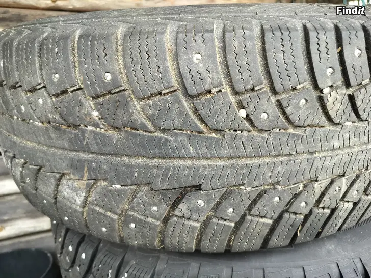 Säljes Vinterdäck Gislaved Nordfrost 215/60/16