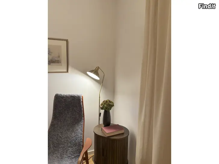 Myydään Ostri lattiavalaisin