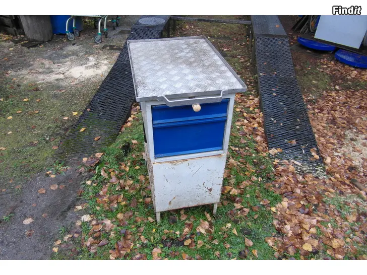 Myydään Peltinen työkaluvaunu