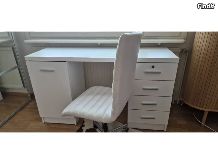 Säljes Skrivbord + Stol