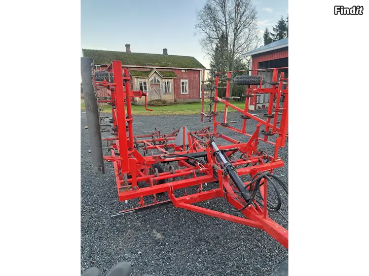 Säljes 5 meters bogserad harv med ribbvält