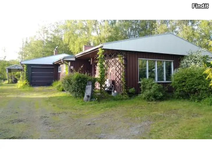 Säljes Egnahemshus med många möjligheter mitt i byn