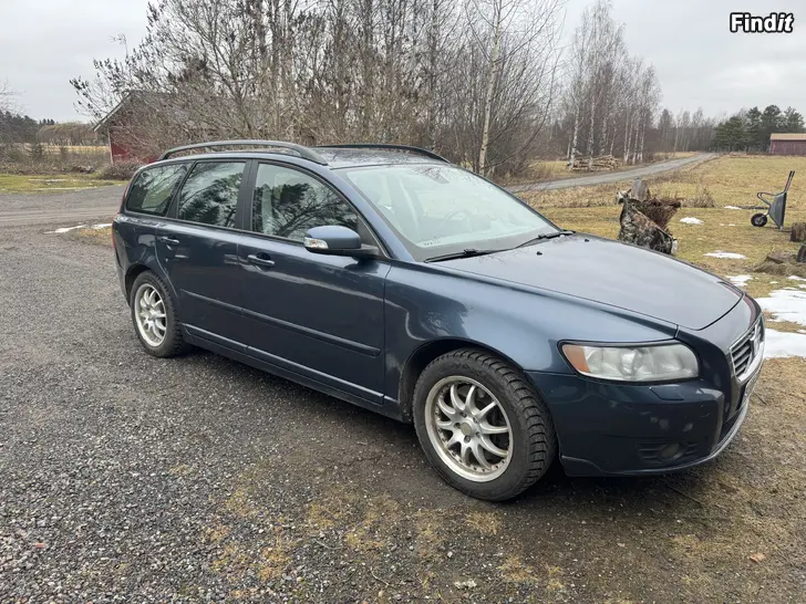 Myydään Volvo V50