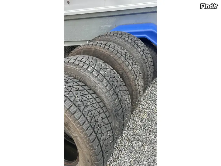 Säljes Begagnade 225/70-16 Bridgestone Blizzak DM-V2 dubbfria vinterdäck