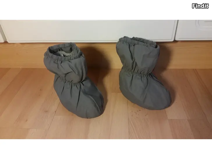 Myydään tummanharmaat Travalle töppöset koko 1-2  -hinta 3e