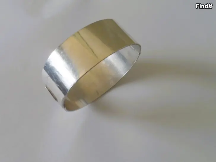 Säljes Kalevala iso Elegant rannerengas 58g Hopea