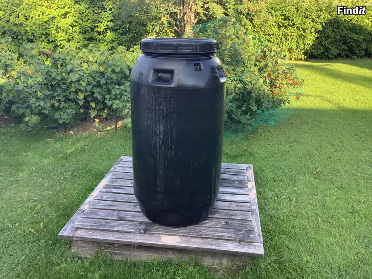Myydään Puhdas musta muovitynnyri 200 L Hanalla