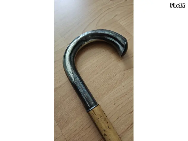 Säljes Antik promenadkäpp med försilvrat handtag