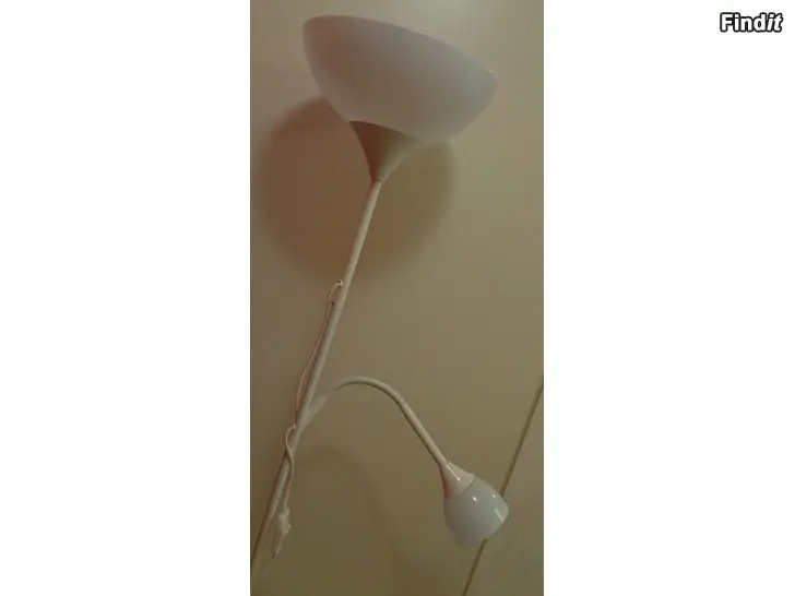 Säljes Vit golvlampa med två lampor