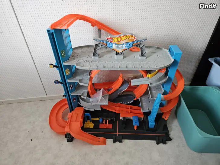 Säljes Stor Hot wheels bana