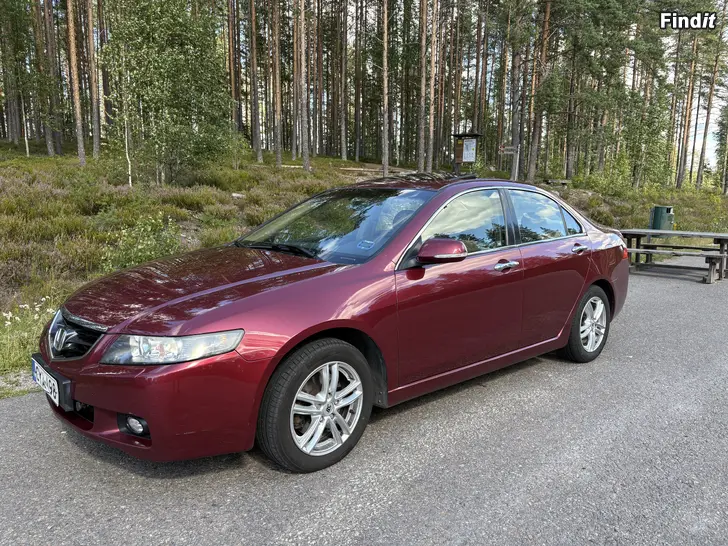 Myydään Honda Accord 2.4 i-VTEC. Ajettu vain 144tkm - täydellinen merkkiliikkeen huoltokirja