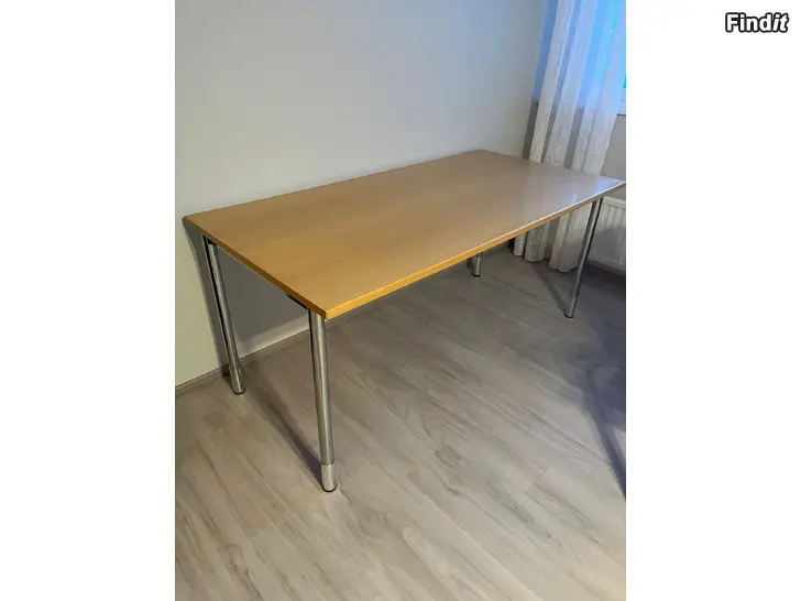 Myydään Stabilt skrivbord med justerbar höjd