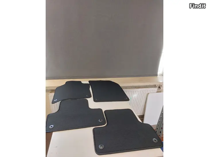 Myydään Volvo XC60 mk2 UUSI OEM Tekstiilimattosarja vm. 2018