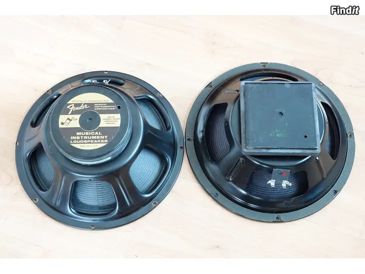 Myydään Kaksi USA kitara vahv,kaiutt