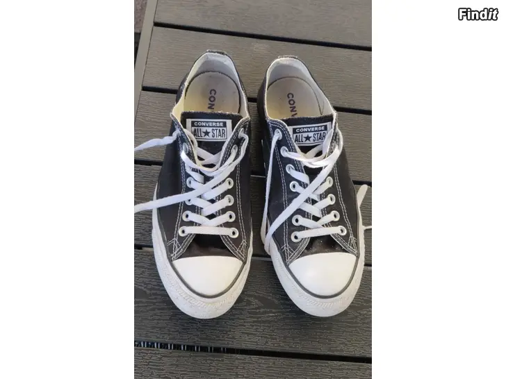 Säljes Converse All Star skor nummer 43