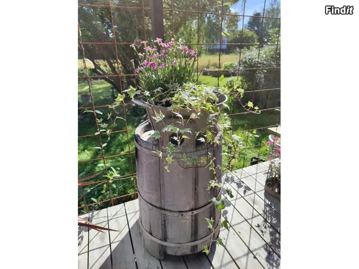 Säljes Gammal trätunna