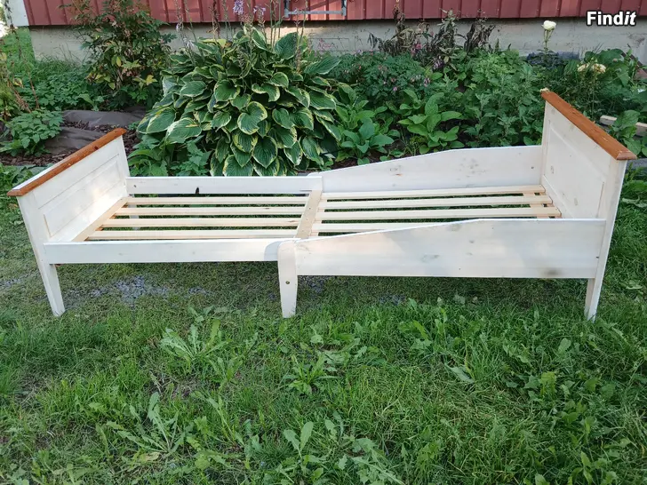 Säljes Säng med justerbar längd, t.ex. för barn