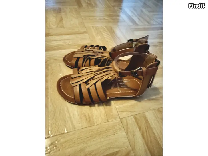 Säljes Sandaler stl 31