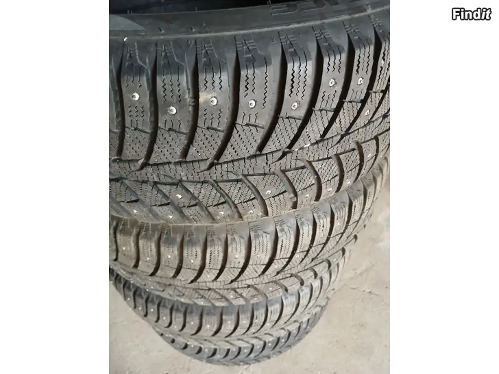 Säljes 225/55 R17 101T dubbdäck