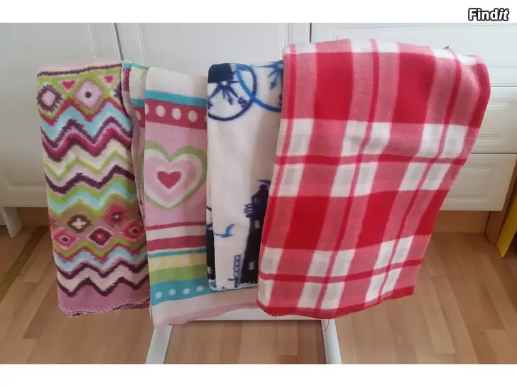 Myydään 4kpl viltti fleecehuopa torkkupeitto-hinta 6e