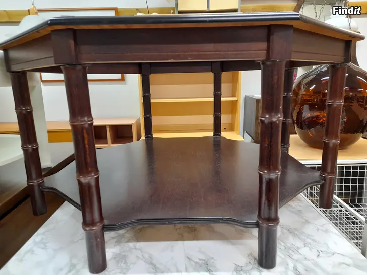 Säljes 8 kantigt runt mörkbrun bord med glasskiva