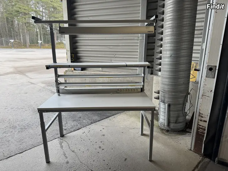 Myydään Arbetsbord / packbord med belysning och eluttag 2 st