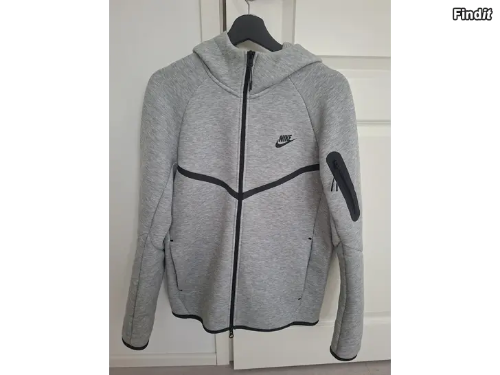Myydään Nike tech fleece koko S