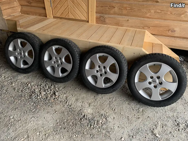 Myydään Pirelli 205/55-16 nastarenkaat Primeran vanteilla