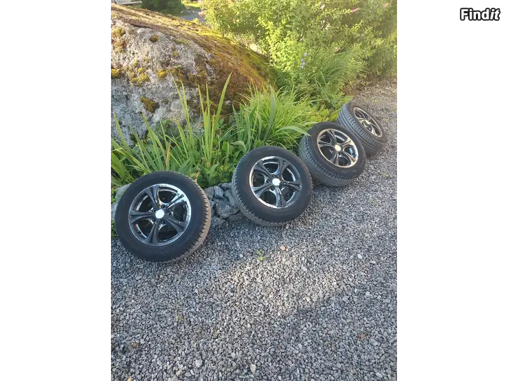 Säljes Aluminiumfälgar och 15 Nokian sommardäck