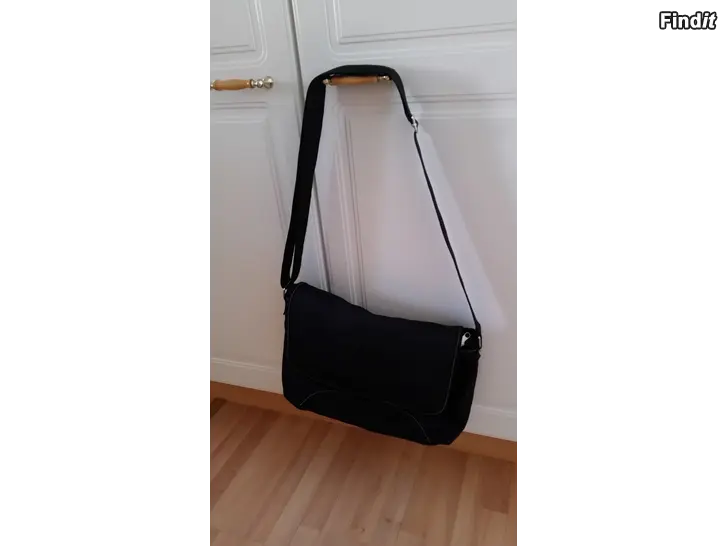 Myydään Musta IMPULS kangas olkalaukku 2e