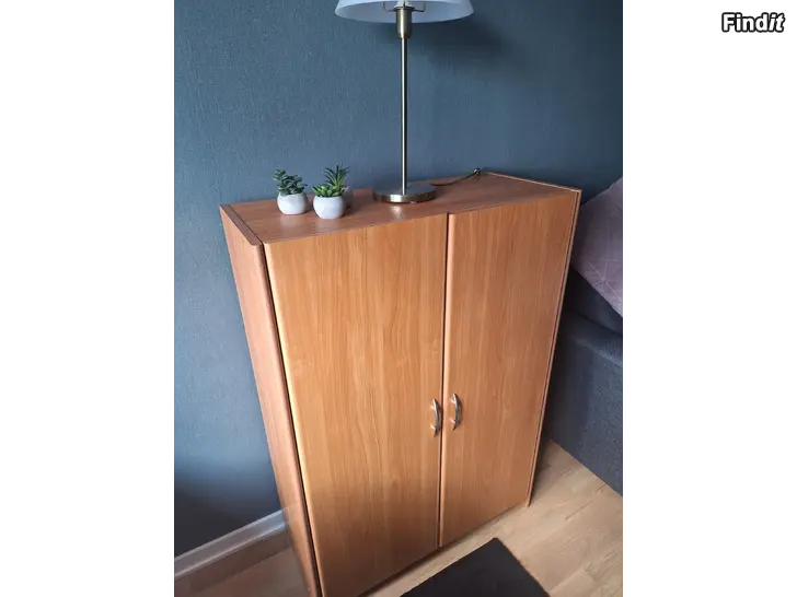 Säljes Snygg bokhylla i äkta trä