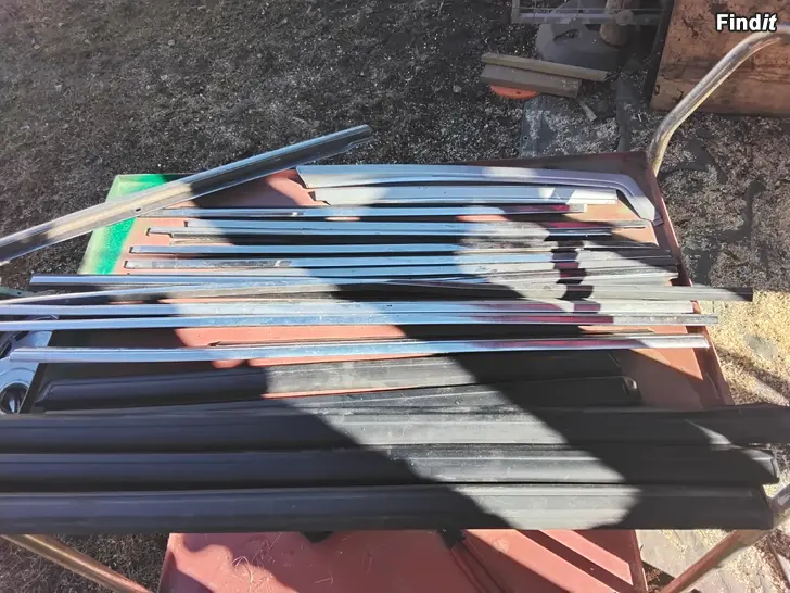 Myydään Volvo 740 listoja