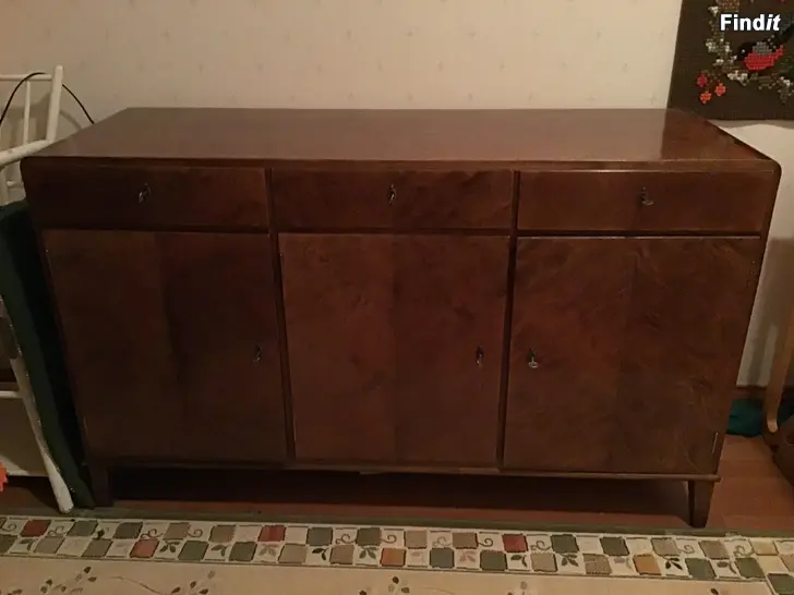 Säljes Äldre byrå