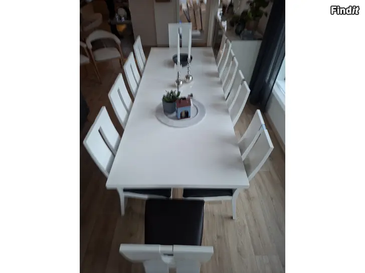 Säljes Bord med 10 stolar