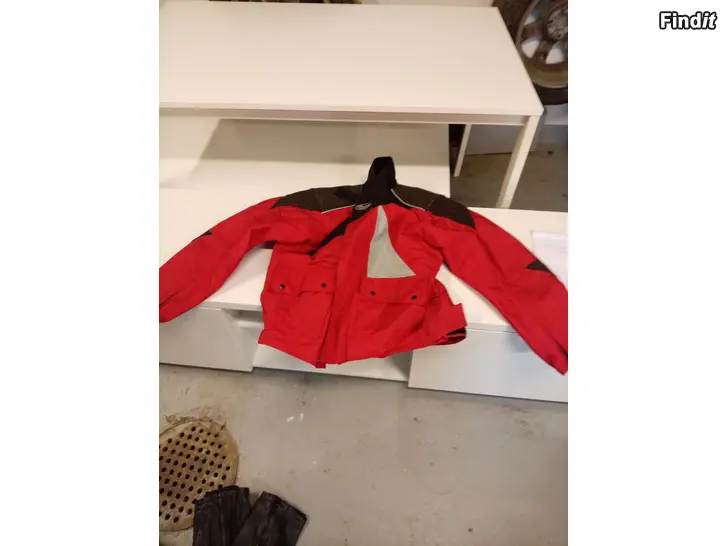 Myydään Goretex takit