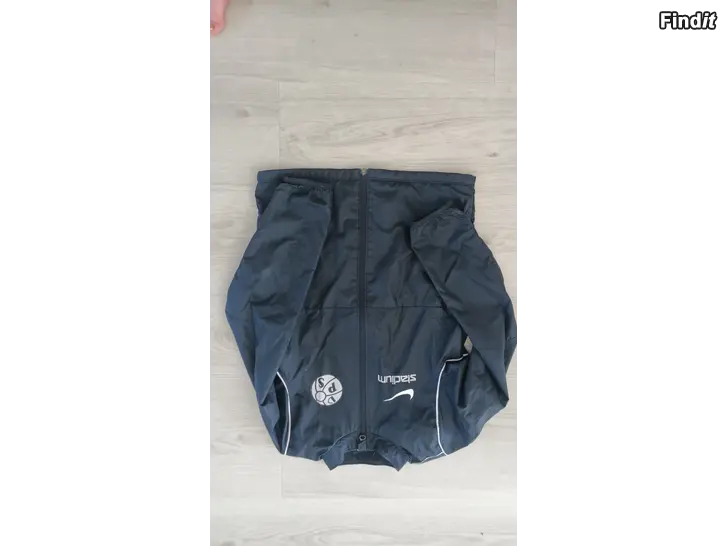 Myydään VPS Nike tuulitakki koko M 137-147