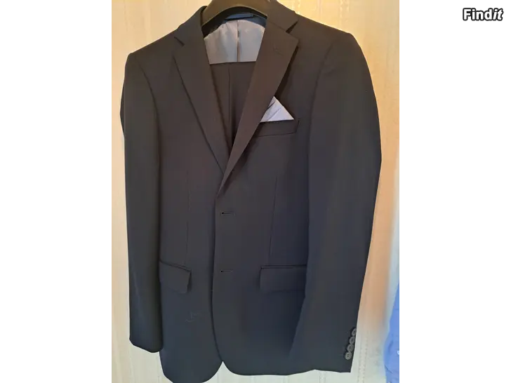 Myydään Herr kostym Slim Fit, kavaj 44 Regular, byxor 29/32, skjorta S