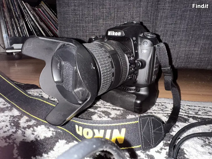 Myydään Nikon D90 + 18 200mm VR + batterigrepp + väska  komplett paket